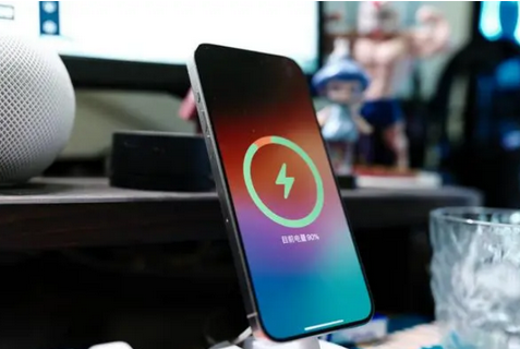 佳木斯苹果15换屏服务分享用什么充电器给iPhone15充电更好 